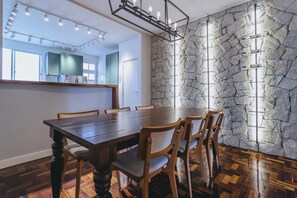 Dining - Apto bem equipado c WiFi,lareira e boa localização (Teresópolis)