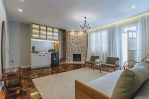 TV, fireplace - Apto bem equipado c WiFi,lareira e boa localização (Teresópolis)