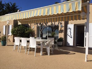 Outdoor dining - Villa 190 m² by the sea (Pietrosella)