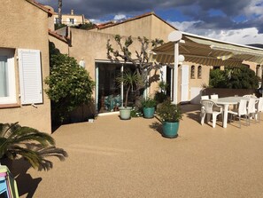 Outdoor dining - Villa 190 m² by the sea (Pietrosella)