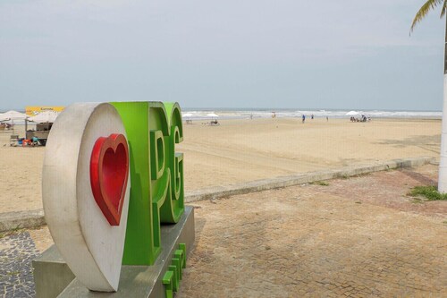 Apto c garagem, ótima localização à 80m da Praia