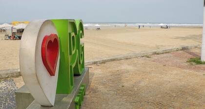 Apto c garagem, ótima localização à 80m da Praia