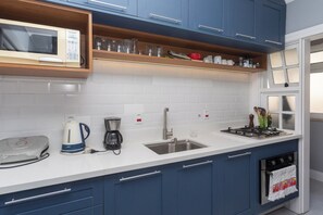 Fridge, microwave, oven, stovetop - Apartamento Climatizado com Garagem e Wi-Fi (Porto Alegre)