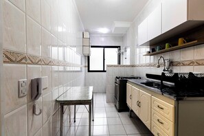 Fridge, oven, stovetop, cookware/dishes/utensils - Apto com excelente localização a 50m da praia (Praia Grande)