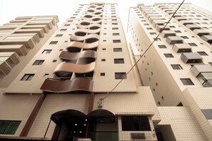 Exterior - Apto com excelente localização a 50m da praia (Praia Grande)