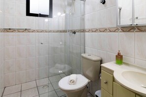 Shower, towels - Apto com excelente localização a 50m da praia (Praia Grande)