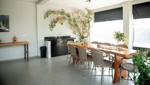 A modern kitchen with a black countertop and a built-in oven. - Apto c 2 suítes e Lazer Completo a 100m da Praia (Japaratinga)
