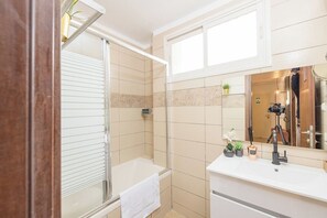 Towels, soap, toilet paper - 3 BR Apartment in Yisha'ayahu St Jerusalem (Jerusalem)