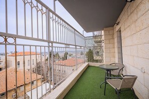 Outdoor dining - 3 BR Apartment in Yisha'ayahu St Jerusalem (Jerusalem)