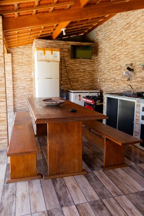 Dining - Casa bem equipada com piscina,churrasqueira e WiFi (Confins)