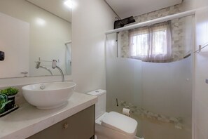 Chuveiro, secador de cabelo, toalhas de banho 