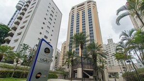 A modern hotel building with a sign indicating it is part of the Azhotel network. - Flat c Academia, Sauna e Garagem - Jardim Paulista (São Paulo)
