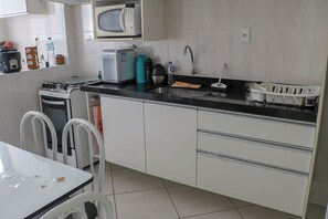 Fridge, microwave, oven, stovetop - Apto com wi-fi, ar cond. e garagem à 100m da praia (Praia Grande)