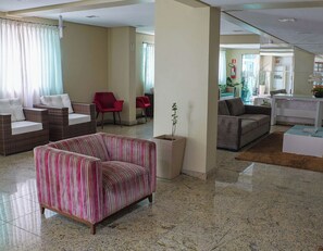 Lobby - Apto com wi-fi, ar cond. e garagem à 100m da praia (Praia Grande)