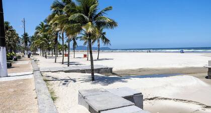 Apto com wi-fi, ar cond. e garagem à 100m da praia