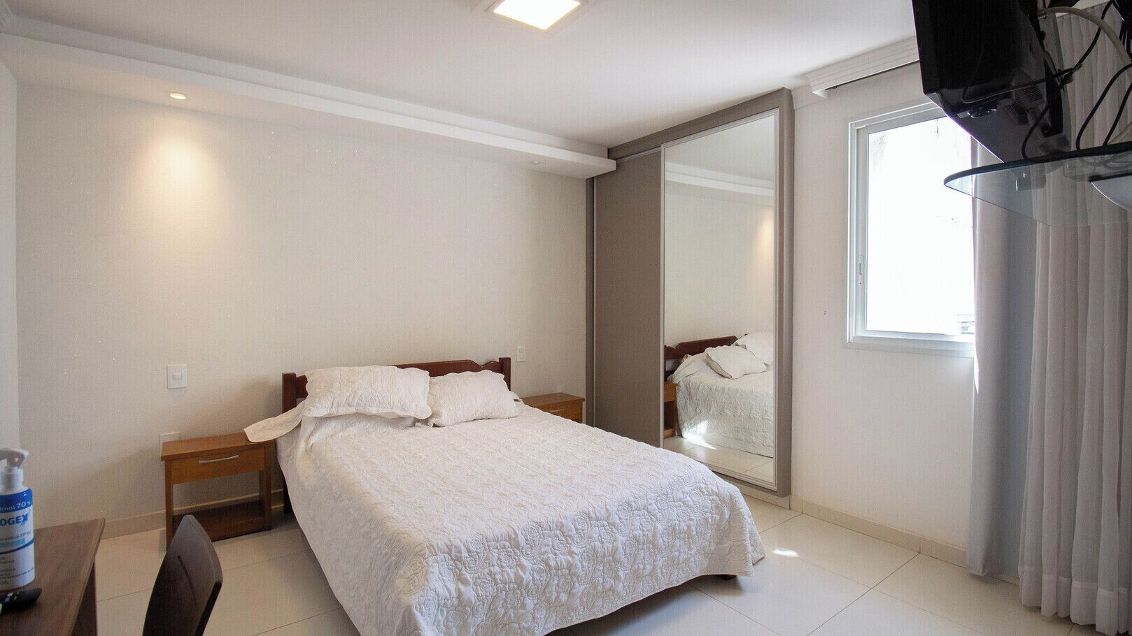 Tabla de planchar con plancha, wifi gratis, ropa de cama