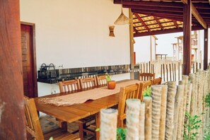 Outdoor dining - Fully Equipped Chalet with Pool, Gym and Lookout (Santo Amaro)