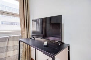 Interior - Apartamento c Fechadura Eletrônica a 200m do Metrô (São Paulo)