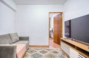 TV - Apartamento c Fechadura Eletrônica a 200m do Metrô (São Paulo)