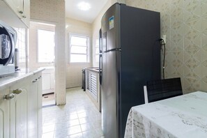 Fridge, microwave, oven, stovetop - Apto Confortável a 400m da Praia do Boqueirão (Praia Grande)