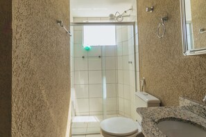 A bathroom with a shower, toilet, and sink. - Flat Acqua Ville 2: Leisure and Comfort Downtown (Caldas Novas)