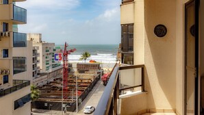 Un balcone con vista sull'oceano e su un cantiere edile.