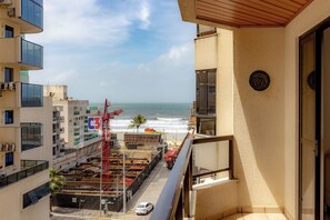 Ein Balkon mit Blick auf das Meer und eine Baustelle.
