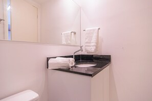 Dusche, Haartrockner, Handtücher