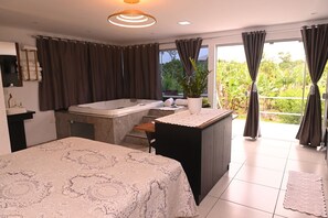 A modern bathroom with a bathtub, a sink, and a large window. - Cabana Horizonte Azul com Hidro e Churrasqueira (Santa Rosa de Lima)