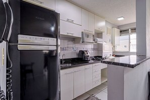 Fridge, microwave, stovetop, cookware/dishes/utensils - Condomínio Seguro, Ar Condicionado, Estacionamento (Rio de Janeiro)