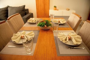 Dining - Apto a 100m da praia c 2 suítes, Wi Fi e Piscina (Japaratinga)
