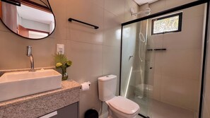 Shower, towels - Apto a 100m da praia c 2 suítes, Wi Fi e Piscina (Japaratinga)