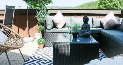 House of Happiness – Entire Guesthouse, 13 Rooms with Private Bathrooms & More
