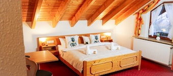 House of Happiness – Entire Guesthouse, 13 Rooms with Private Bathrooms & More