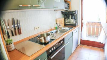 Fridge, microwave, stovetop, dishwasher