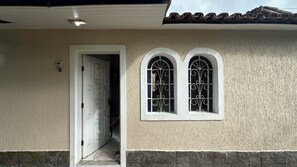 Exterior detail - Casa confortável, bem equipada com Wi-Fi e garagem (Caraguatatuba)