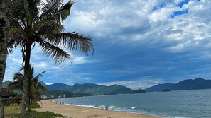 Beach - Casa confortável, bem equipada com Wi-Fi e garagem (Caraguatatuba)