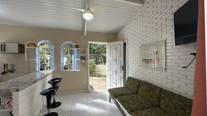 TV - Casa confortável, bem equipada com Wi-Fi e garagem (Caraguatatuba)