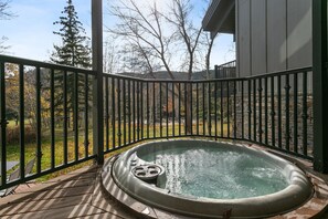 Outdoor spa tub - NEW! Family-Friendly Ski Escape with Hot Tub (Park City)