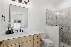 Shower, hair dryer, towels - NEW! Modern Mount Dora Escape Style and Sunshine (Mount Dora)
