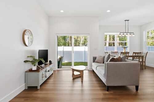 NEW! Modern Mount Dora Escape Style and Sunshine