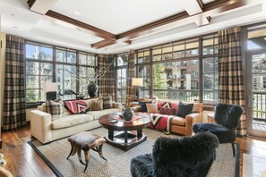 TV, fireplace - NEW! Flagstaff 204 - Ski-In/Ski-Out Mountain Retreat - 3BR (Park City)