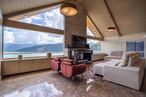 TV, fireplace - Casa com Piscina, Churrasqueira e Vista (Mangaratiba)
