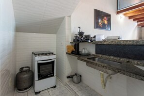 Private kitchen - Pet Friendly Apt w Garage 400m from the Beach (Guarapari)