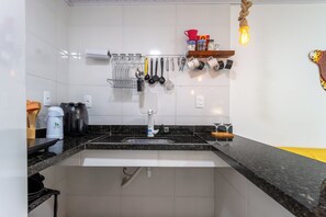 Kylskåp, mikrovågsugn, spishäll och vattenkokare