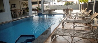 Apto com Piscina e Churrasqueira Perto da Praia