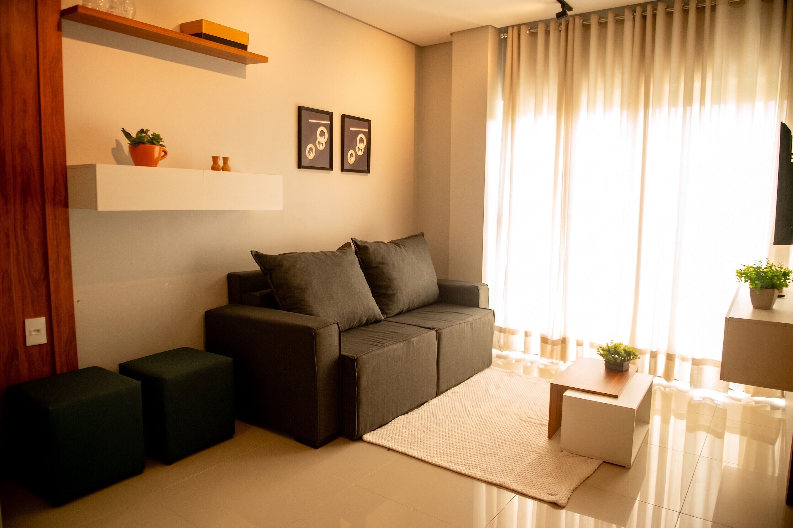 Una sala de estar moderna con un sofá, una mesa de centro y una televisión.