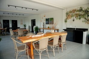 Dining - Apto com 2 Suítes, Piscina e Jogos a 100m da praia (Japaratinga)