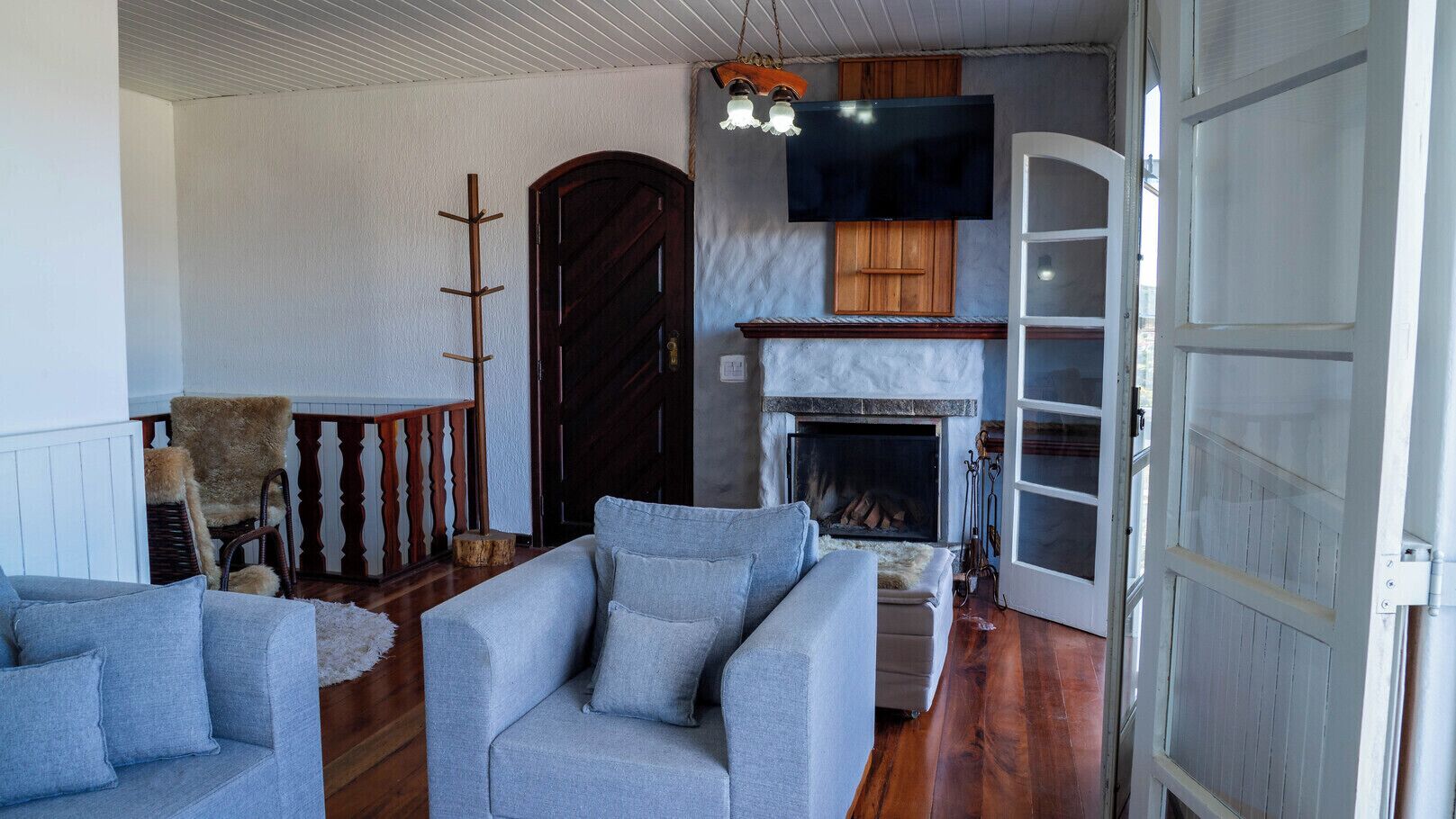 TV, fireplace