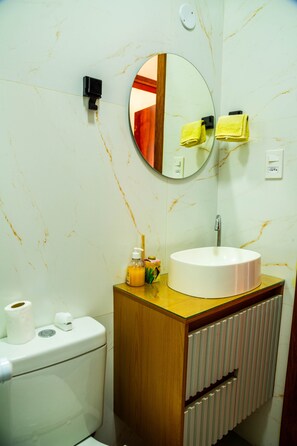 Shower, hair dryer, towels - Casa com lareira, Wi-Fi e varanda com vista (Campos do Jordão)